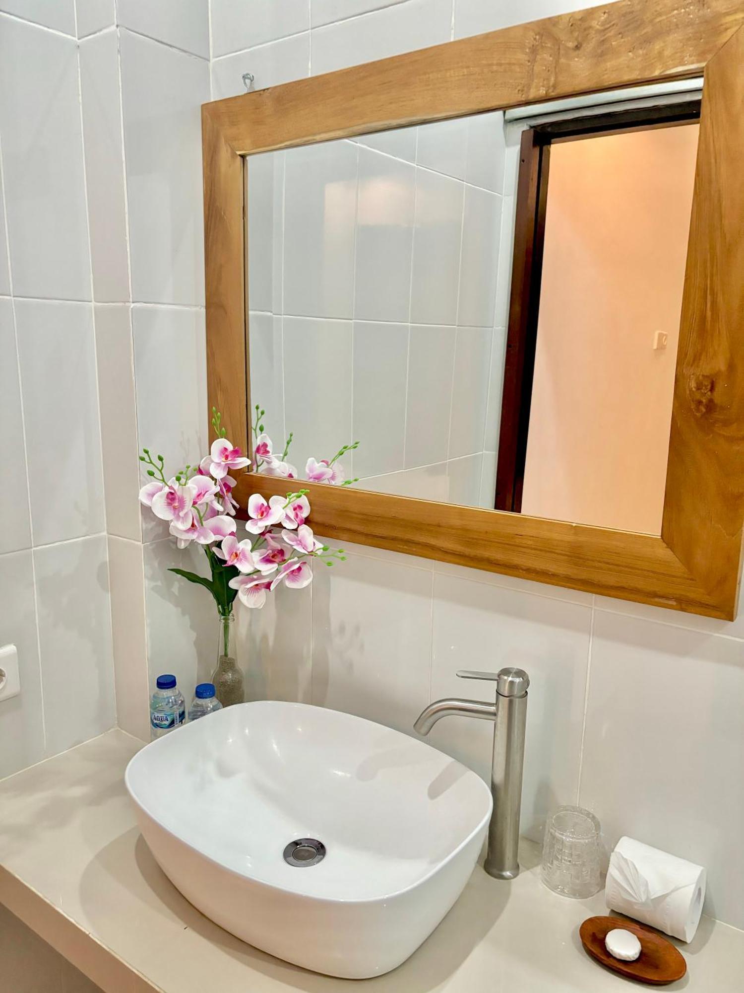 The Lima Home Stay In Canggu Экстерьер фото