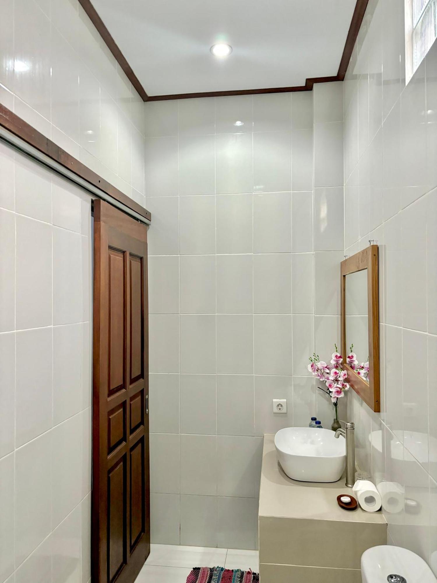 The Lima Home Stay In Canggu Экстерьер фото