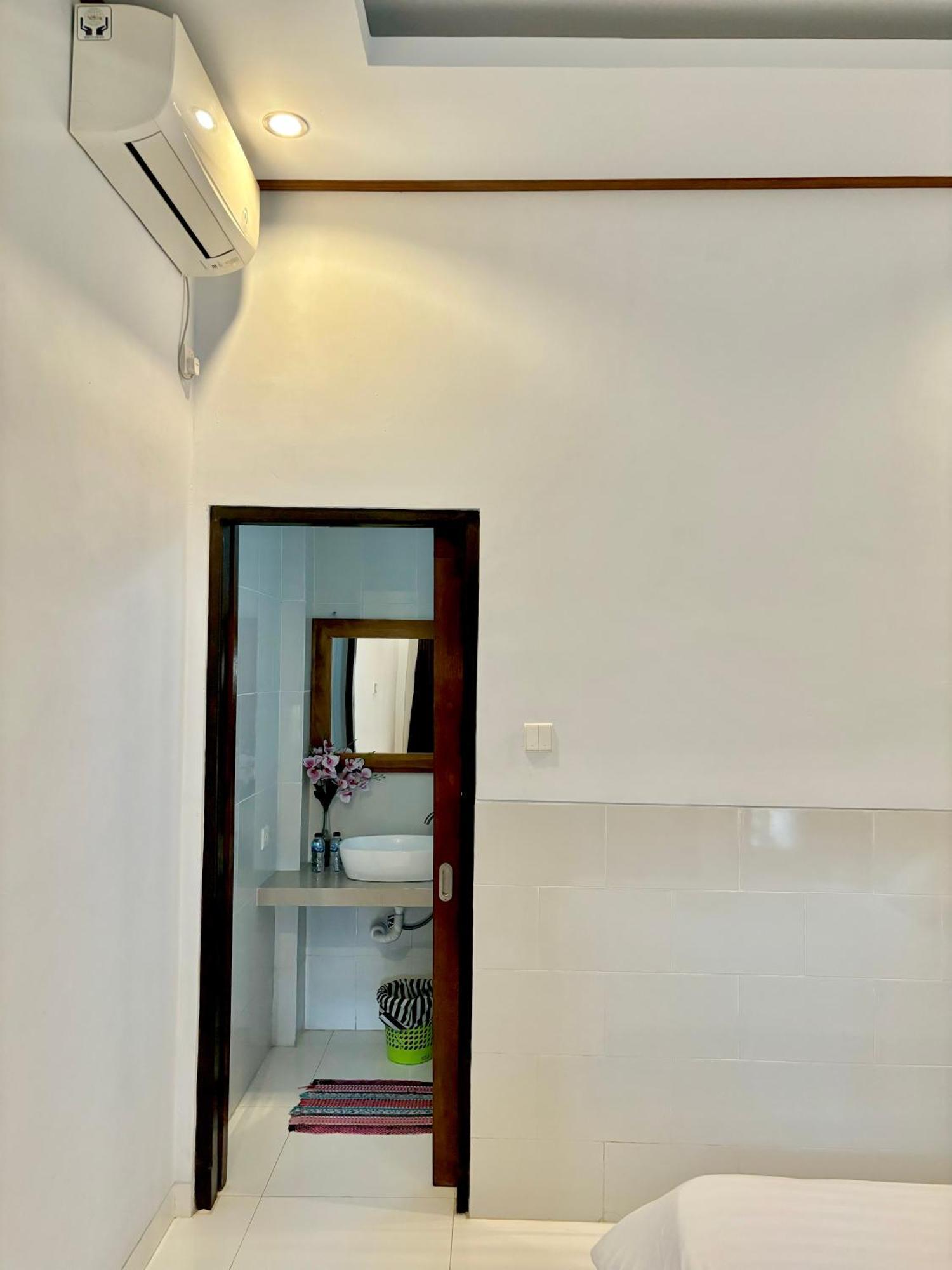 The Lima Home Stay In Canggu Экстерьер фото
